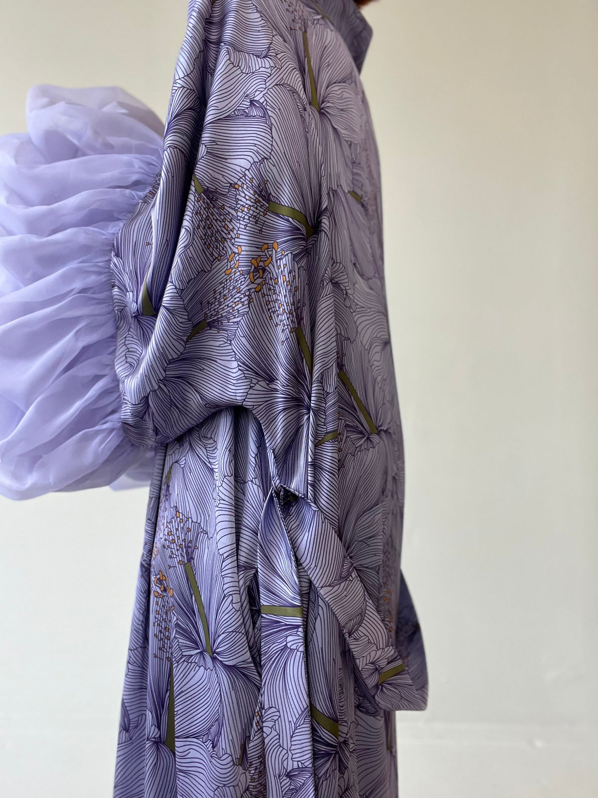 Hibiscus Wilted Sleeve Robe